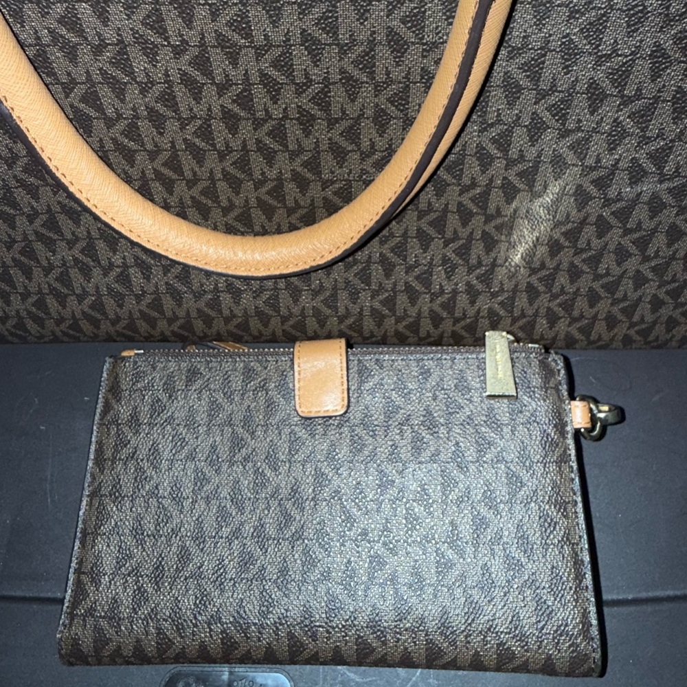 Michael Kors Signature MK Tote & Wallet Set - Picture 4 of 6